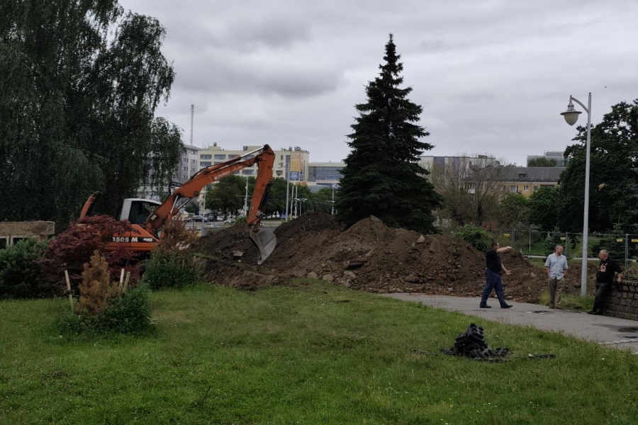 Власти назвали причину масштабных раскопок у «Мировых часов» на улице Шевченко (фото)