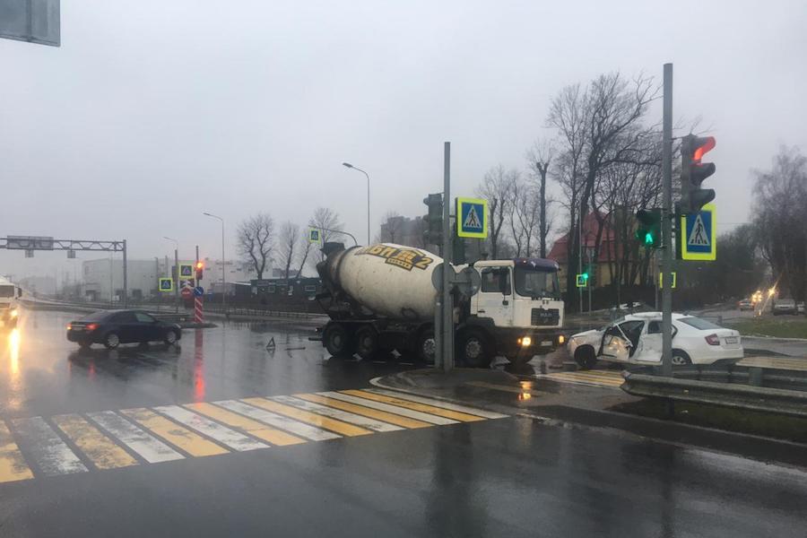 В ДТП с бетономешалкой на Ялтинской пострадали двое (фото)