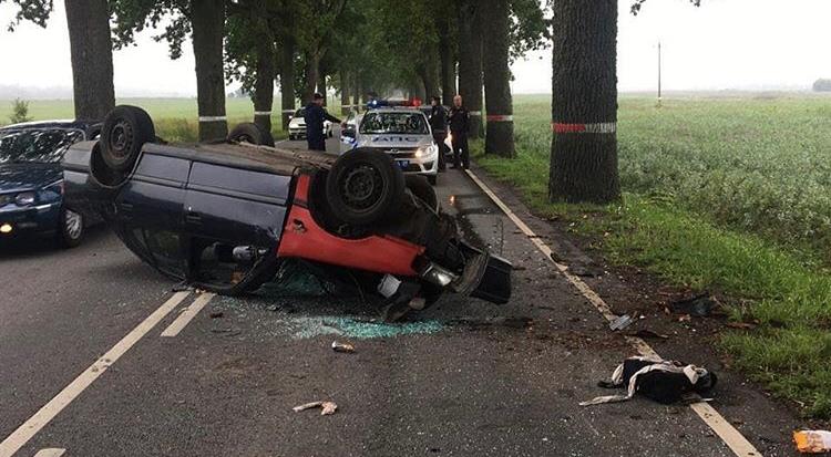 В Нестеровском округе «Ниссан» въехал в дерево и перевернулся: пострадал водитель