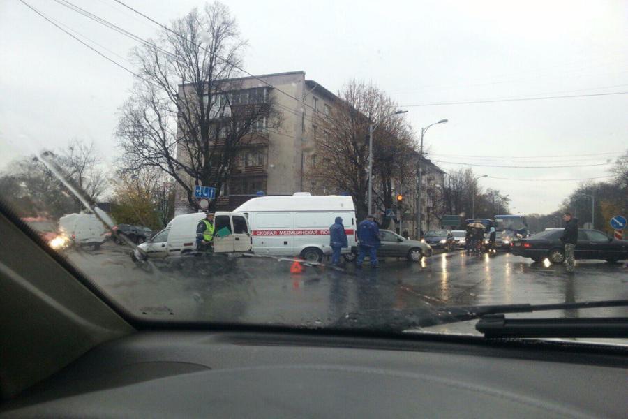 «Скорая» и «каблучок» блокировали движение в Калининграде (фото)