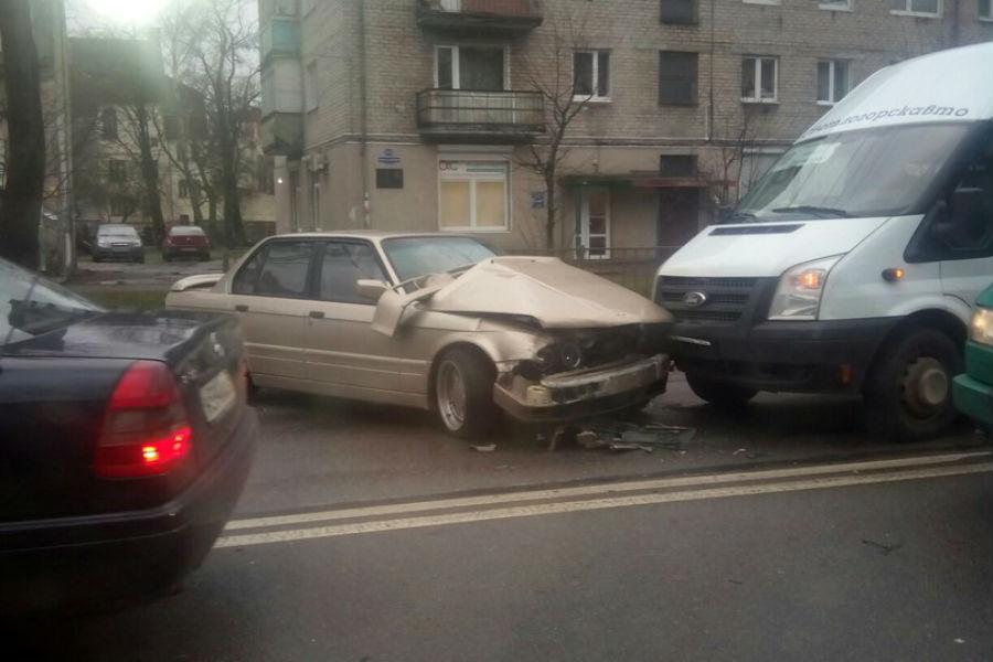 На Борзова столкнулись «БМВ» и маршрутка (фото, видео)