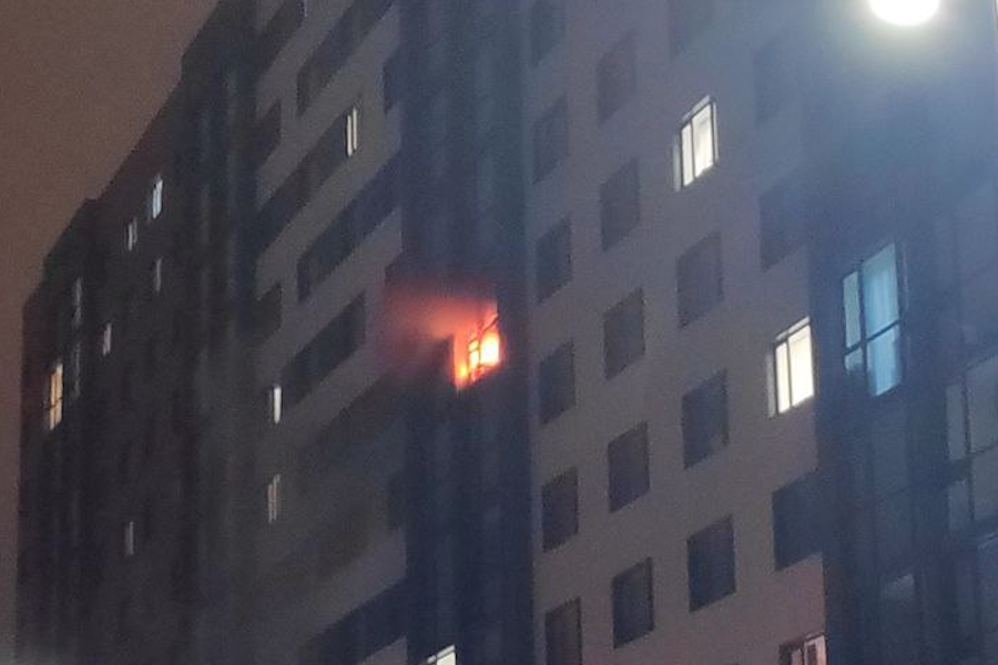 На улице Павших в Афганистане из-за пожара в многоэтажке эвакуировали подъезд (фото)