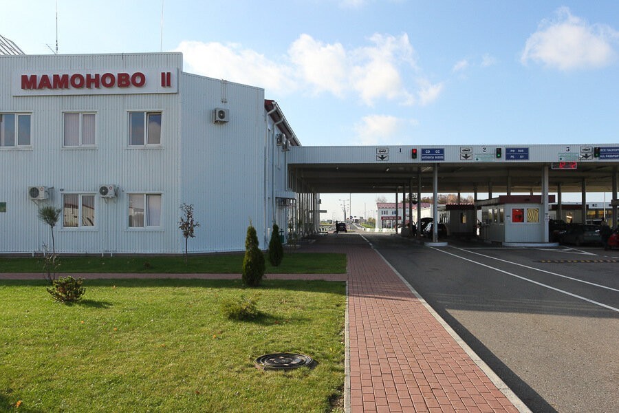 В «Мамоново-2» таможенник за 1,5 года выманил у грузоперевозчика полмиллиона рублей