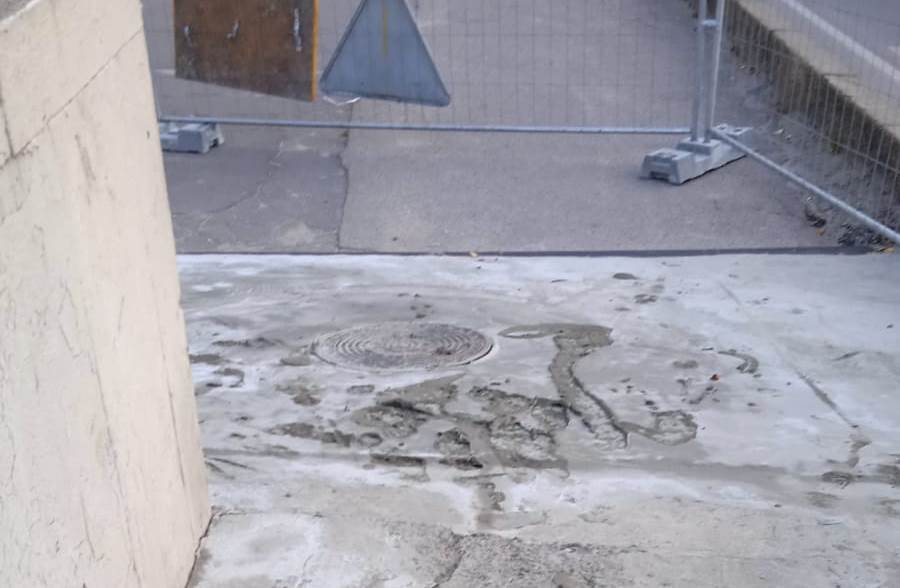 Мэрия: подрядчик замучился переделывать бетонные стяжки на тротуаре старой эстакады