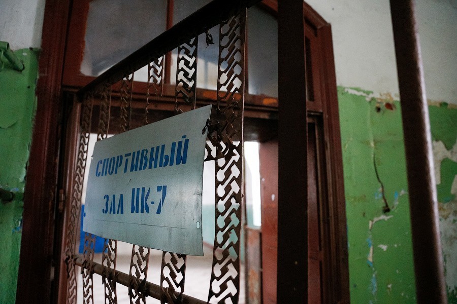 Прокуратура: в ИК-7 заключенные живут в общежитии с трещиной и дырявой крышей