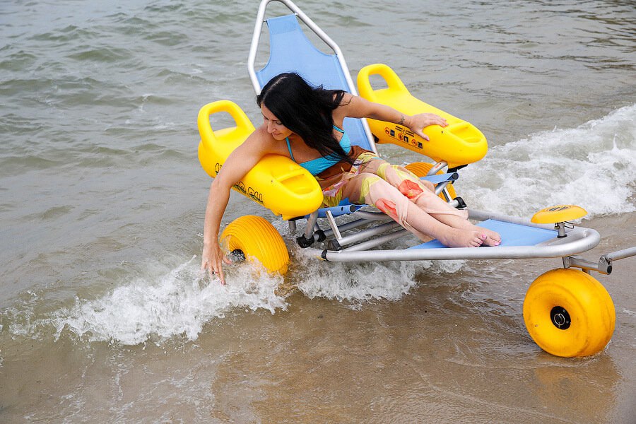 На адаптивных пляжах Янтарного нет специалистов, способных работать с инвалидами