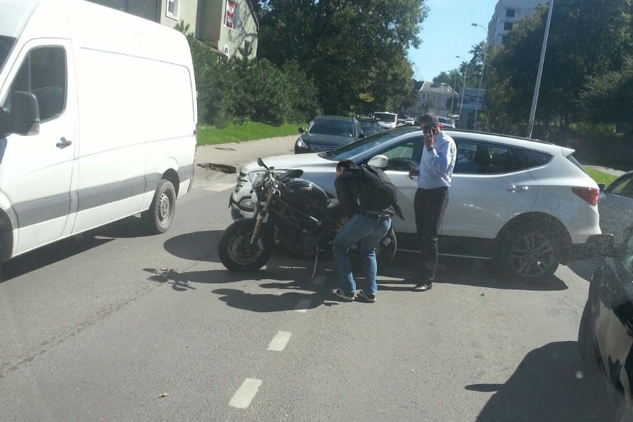 На Некрасова столкнулись мотоцикл и внедорожник (фото)