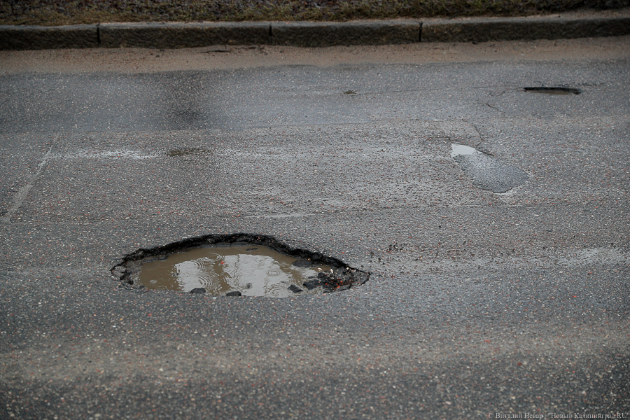 Власти объяснили большое количество ям в Калининграде особенностями «этой зимы»