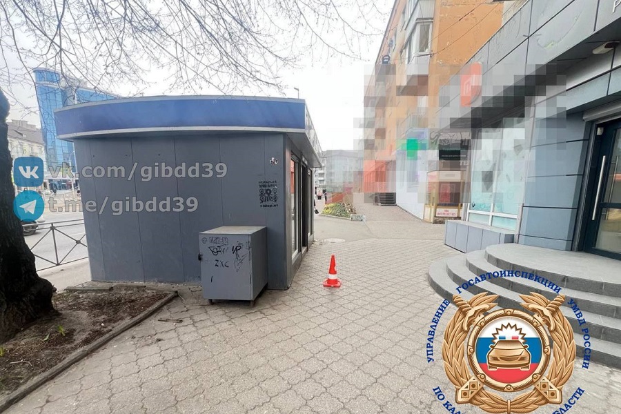 В Калининграде разыскивают самокатчика, который сбил на тротуаре девушку и скрылся