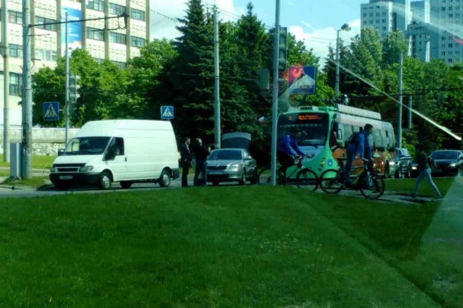 На Моспроспекте столкнулись «Шкода» и «Мерседес», собирается пробка (фото)