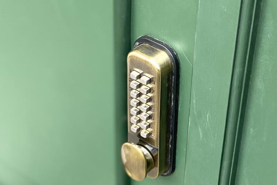 В Калининграде на подъезды довоенных домов начали устанавливать кодовые замки «под старину» (фото)