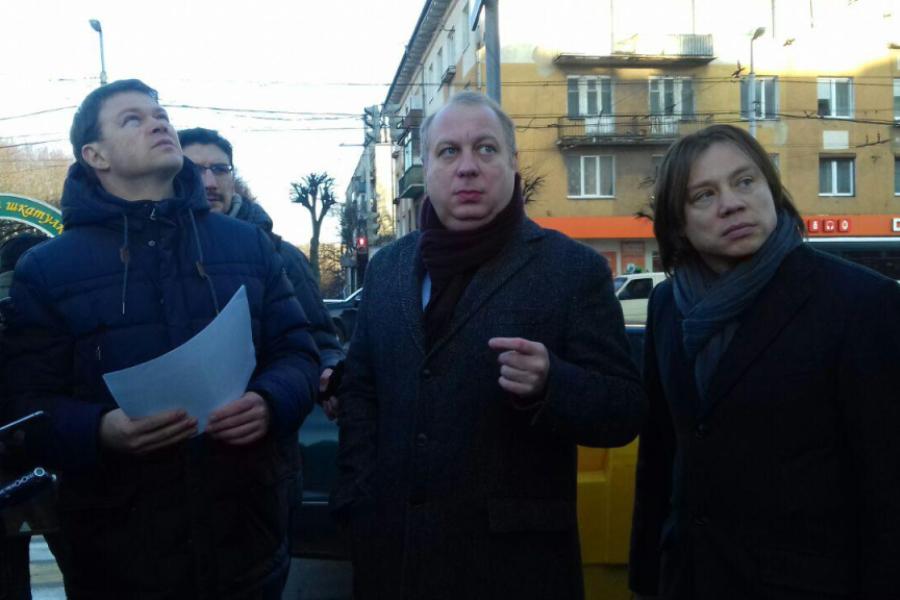 Областные власти призвали мэрию судиться из-за вывесок на Ленпроспекте