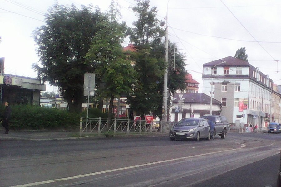 На перекрестке Советского проспекта и Яналова внедорожник «догнал» легковушку (фото)