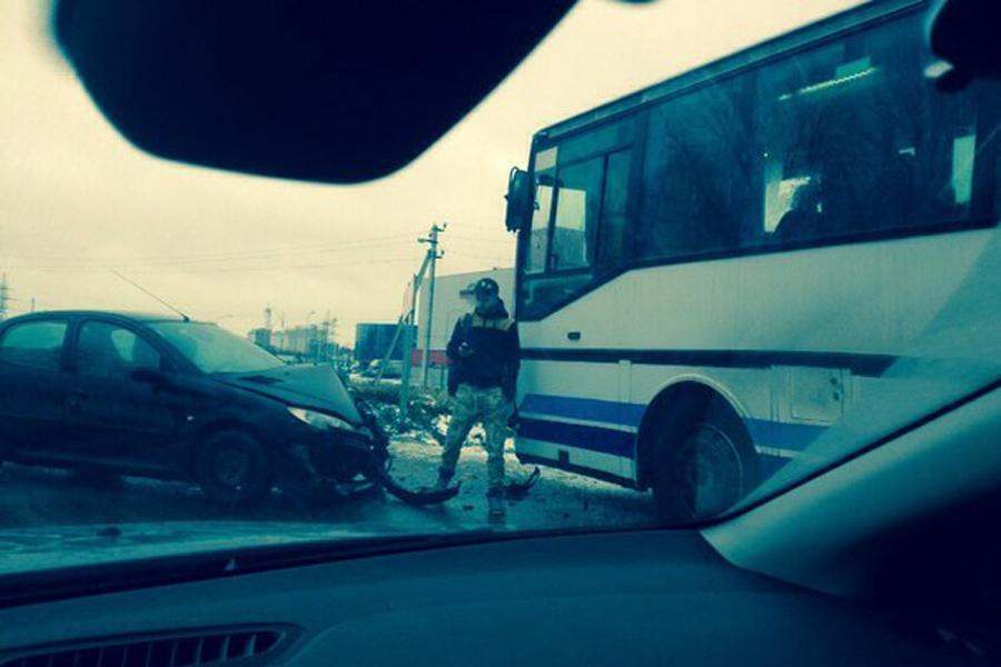 На улице Гагарина «Пежо» лоб в лоб врезался в пассажирский автобус (фото)