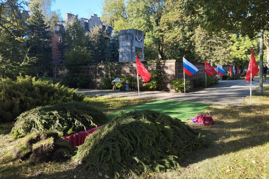 В Калининграде похоронили красноармейцев, обнаруженных при строительстве Катина (фото)