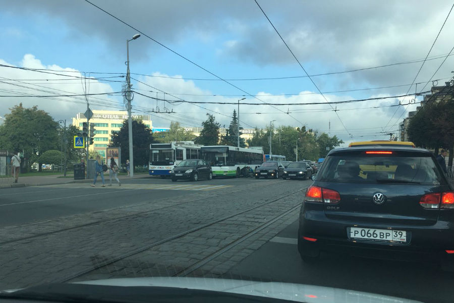 Сломавшийся автобус собрал пробку на Ленинском проспекте (фото)