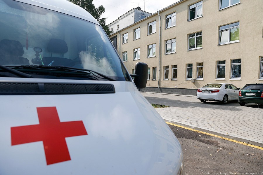 Окровавленный калининградец залез в мусорный контейнер