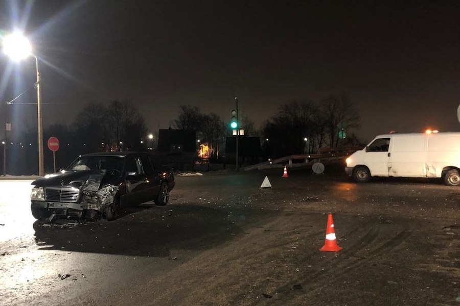 Водитель «Мерседеса» проехал на красный и устроил ДТП, пострадала 3-летняя девочка (фото)