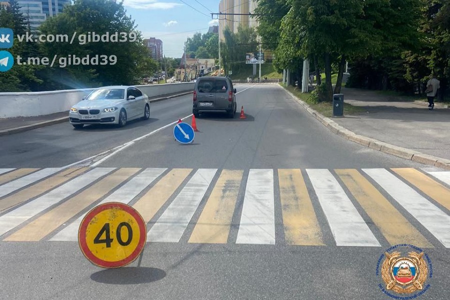 В Калининграде в ДТП пострадали две 16-летние девушки на электросамокате