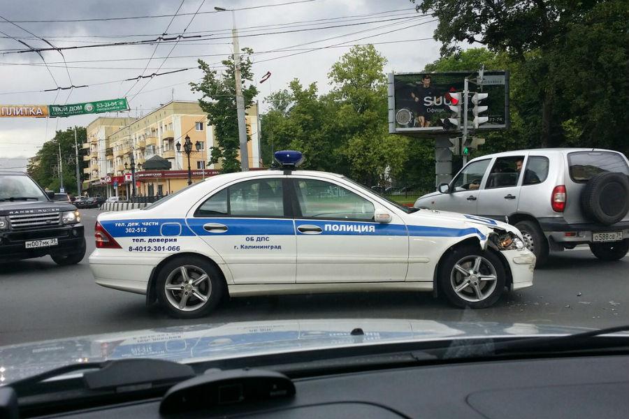 В центре Калининграда столкнулись машина ДПС и внедорожник (фото)