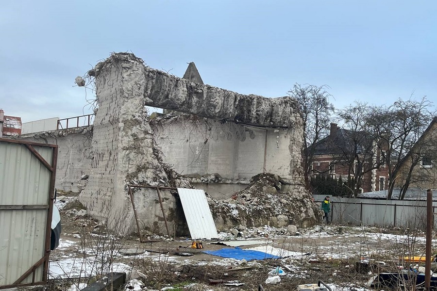 В Калининграде прокуратура требует ограничить доступ к заброшенной пристройке (фото)