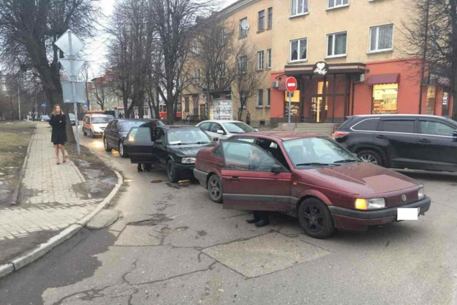 В Калининграде водитель «БМВ» спровоцировал тройное ДТП, есть пострадавший (фото)