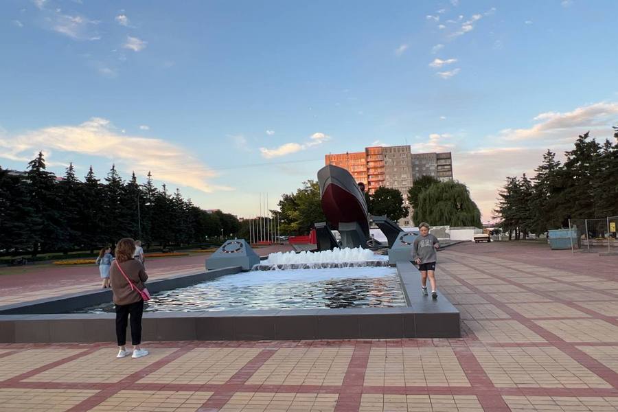 Катер снова на плаву: у памятника «Морякам-балтийцам» установили фонтан (фото)