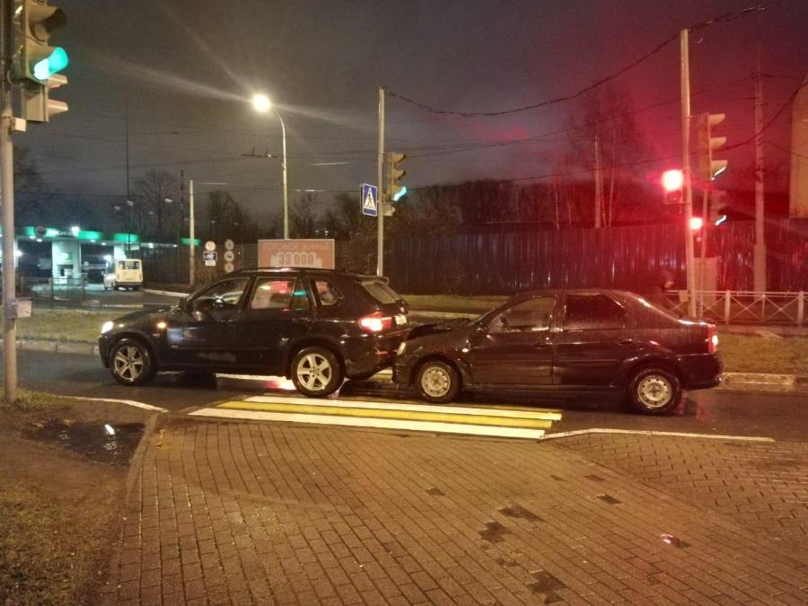 В Калининграде на переходе столкнулись «Рено» и «БМВ-Х5», пострадала пассажир (фото)