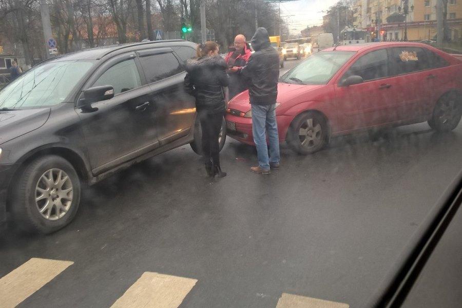 На ул. Театральная легковушка приподняла внедорожник (фото)