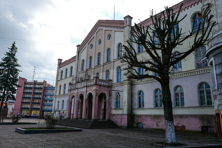 В Советске половину дворца культуры ЦБЗ продают по цене калининградской квартиры
