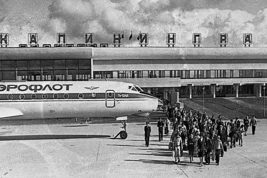 Ртуть в аэропорту и Дюма для начальства: о чём писали газеты 35 лет назад 