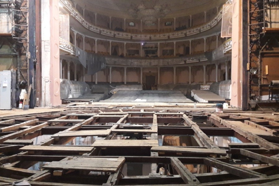 Впервые за 58 лет в драмтеатре начался ремонт главной сцены.