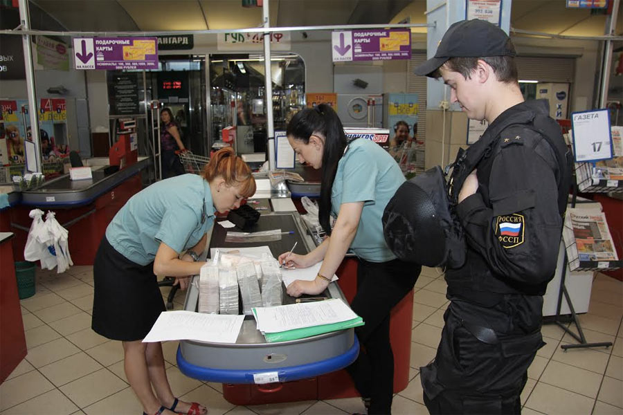 Приставы за день арестовали более 2 млн рублей в магазинах «Вестер»