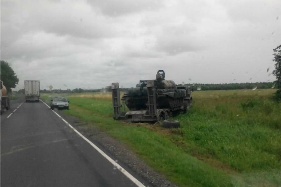 Под Черняховском тягач с танком вылетел в кювет (фото)