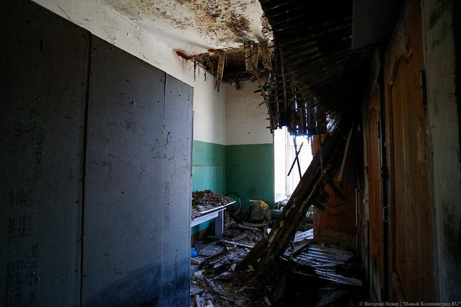 Потолок в одном из помещений общежития. Фото — Виталий Невар, «Новый Калининград.Ru»