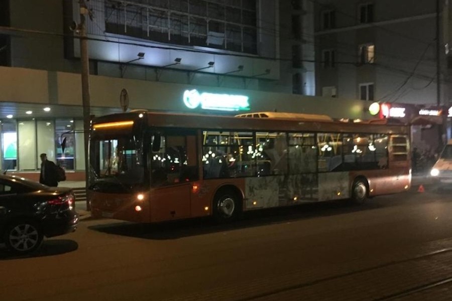 На Черняховского столкнулись автобус и машина, пострадала пенсионерка