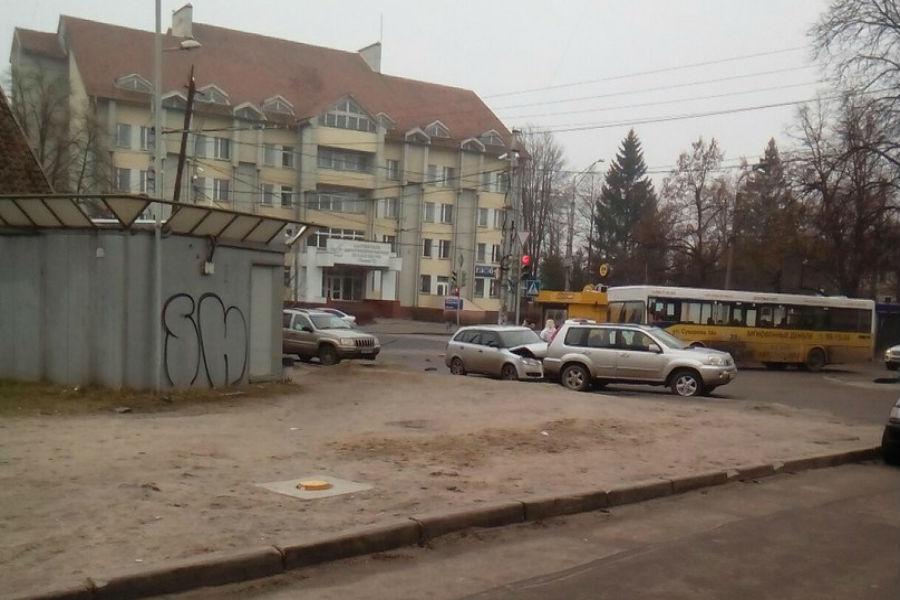 На проспекте Победы легковушка врезалась во внедорожник (фото)