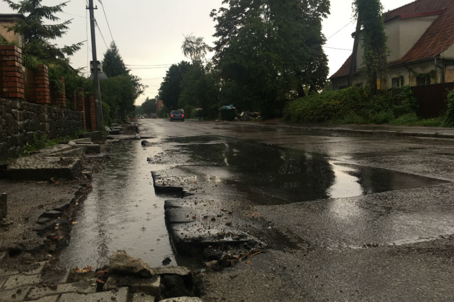 В Калининграде на ул. Муромской исчез тротуар (дополнено)