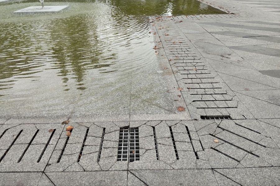 «Трактуем как брак»: подрядчика обязывают ремонтировать фонтан у «Балтики» (фото)