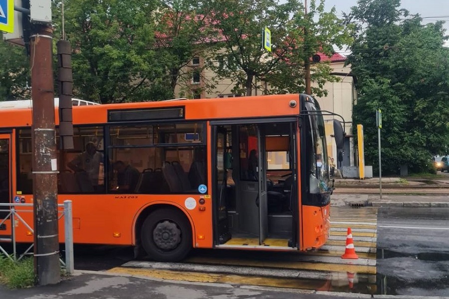 На Аллее Смелых на переходе автобус сбил 10-летнего ребенка на самокате (фото)
