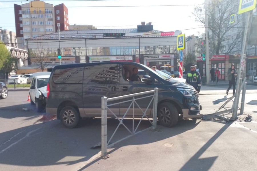 Серьезное ДТП на перекрестке Горького-Зеленой перекрыло 2 полосы, собралась пробка (фото)