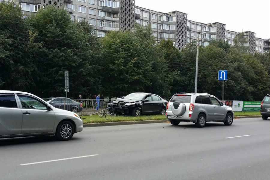 На Московском проспекте автомобиль снес ограждение (фото)