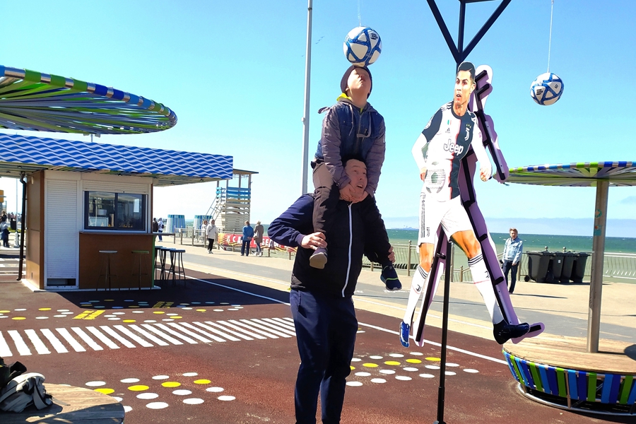 В Зеленоградске открыли аттракцион «Повтори прыжок Криштиану Роналду», но оттуда уже украли мяч