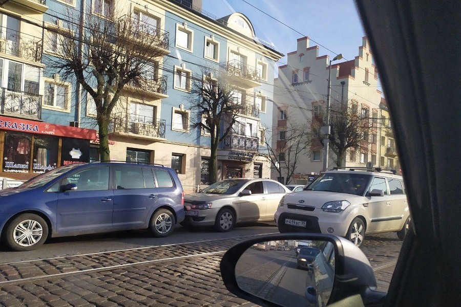 На Ленпроспекте из-за ДТП собрался «паровозик» из 4 машин (фото)