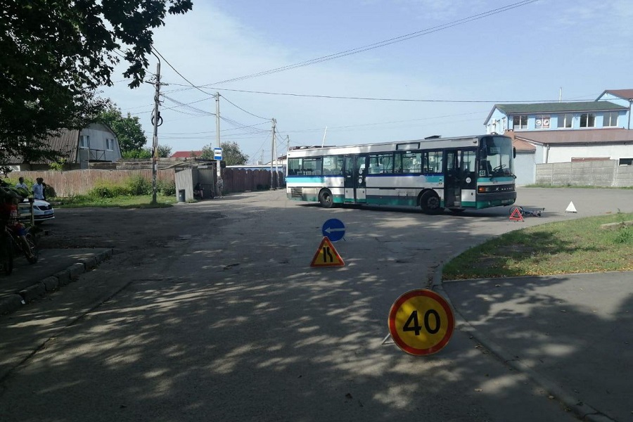 В Калининграде отъезжавший от остановки автобус сбил велосипедиста (фото)