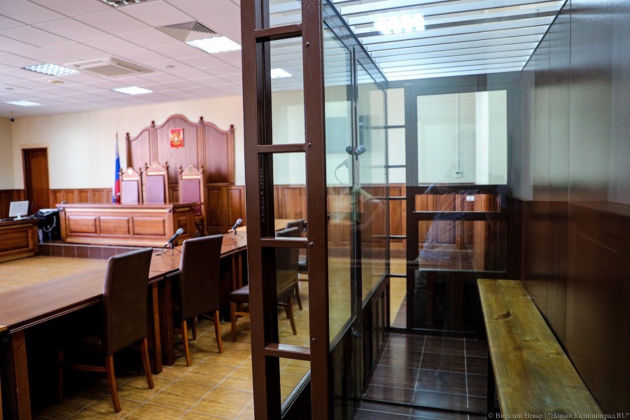 В Госдуму внесли законопроект, запрещающий клетки и «аквариумы» в судах
