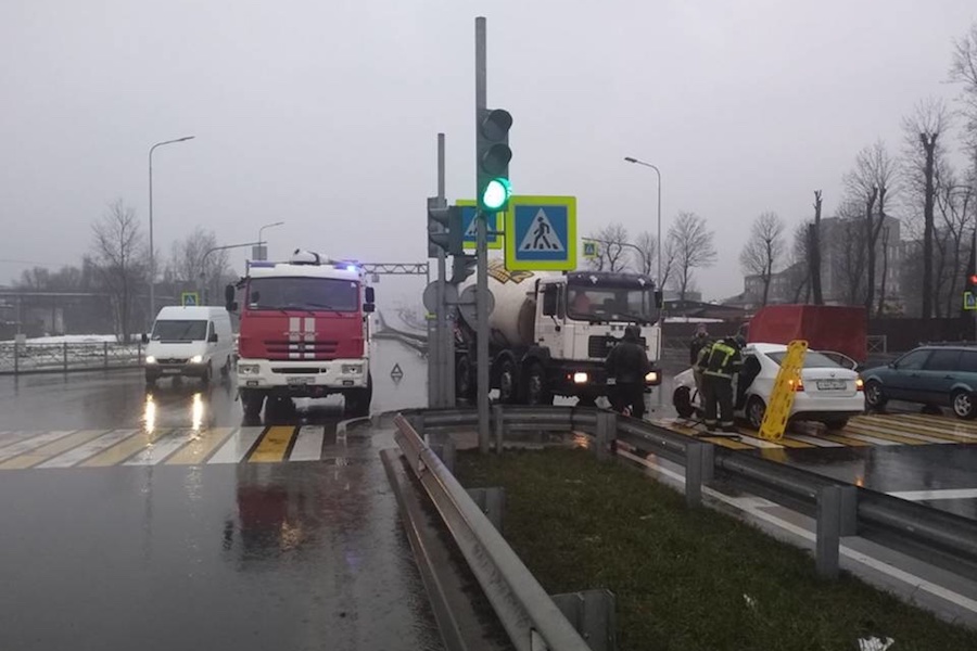 На Ялтинской столкнулись легковое авто и грузовик, есть пострадавшие (фото)