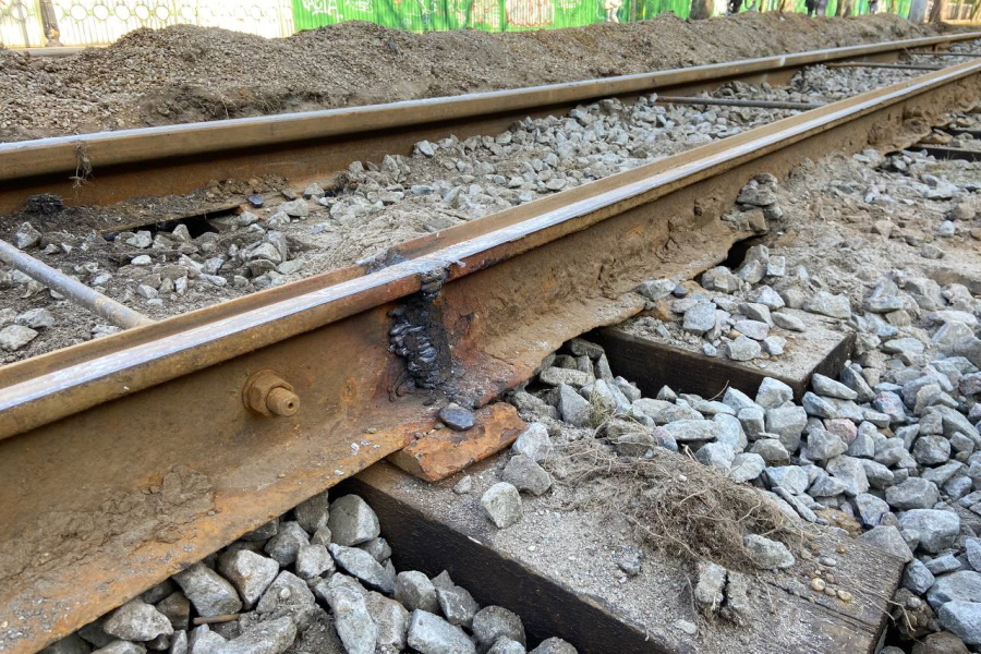На Фестивальной аллее отремонтировали пути, оставив полусгнившие рельсы (фото) (видео)