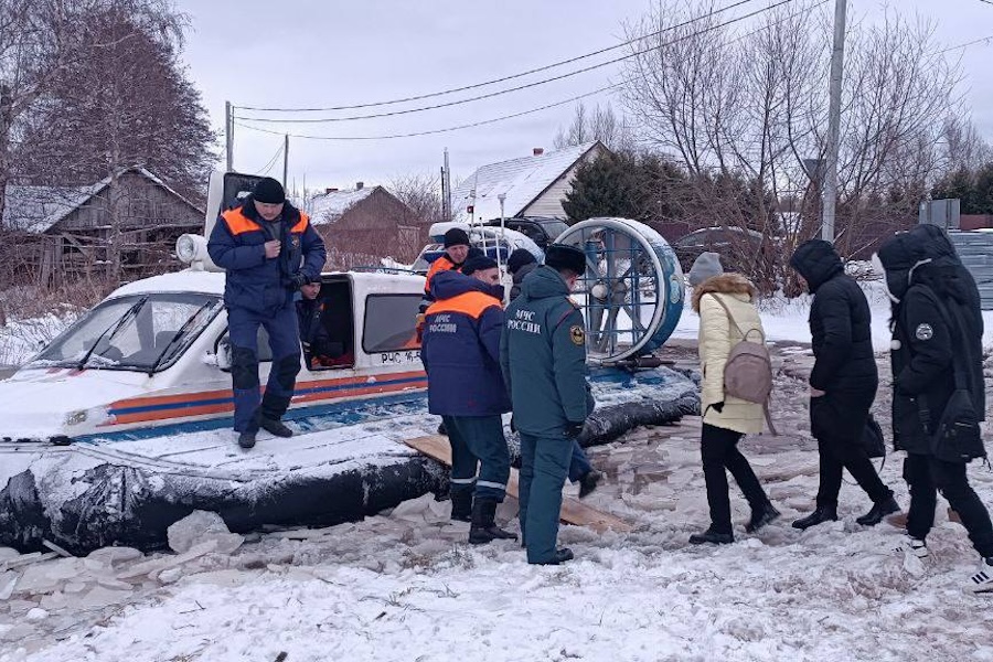 Власти: переправу в Матросово пришлось останавливать из-за льда, сковавшего катер (дополнено)