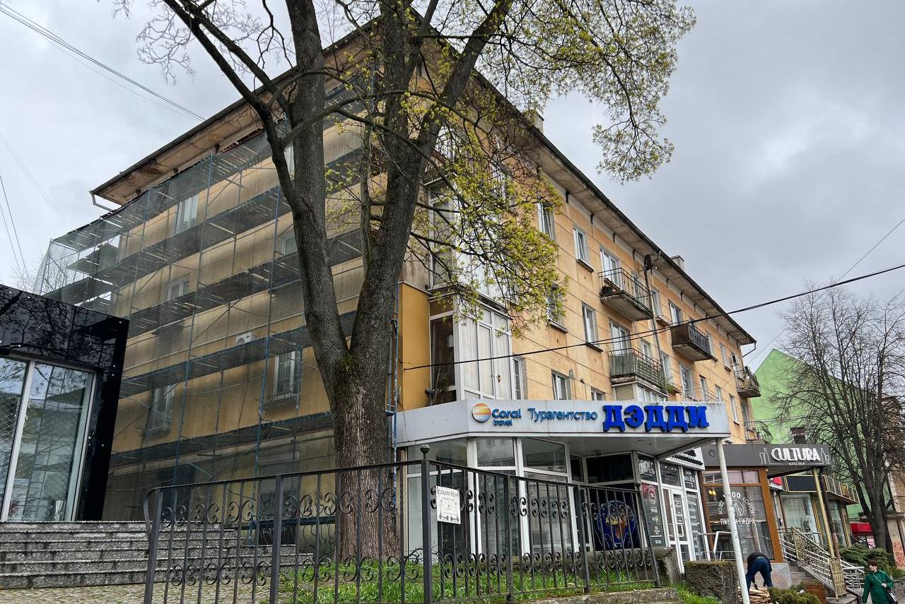 В Калининграде приступили к ремонту советской «панельки» на проспекте Мира (фото)